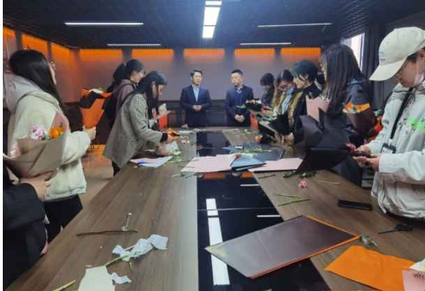 与花相伴,绽放芳华——安徽尊龙凯时科技产业（集团）有限公司举办“女神节--花束DIY”活动
